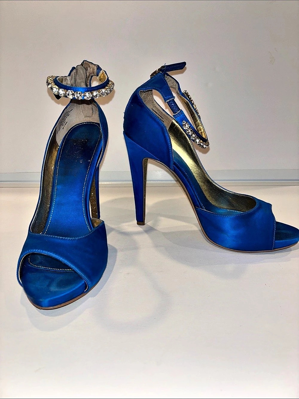 Nine West "Jusskippy" Royal Blue Satin stiletto
peep-toe heels. Size 8 M